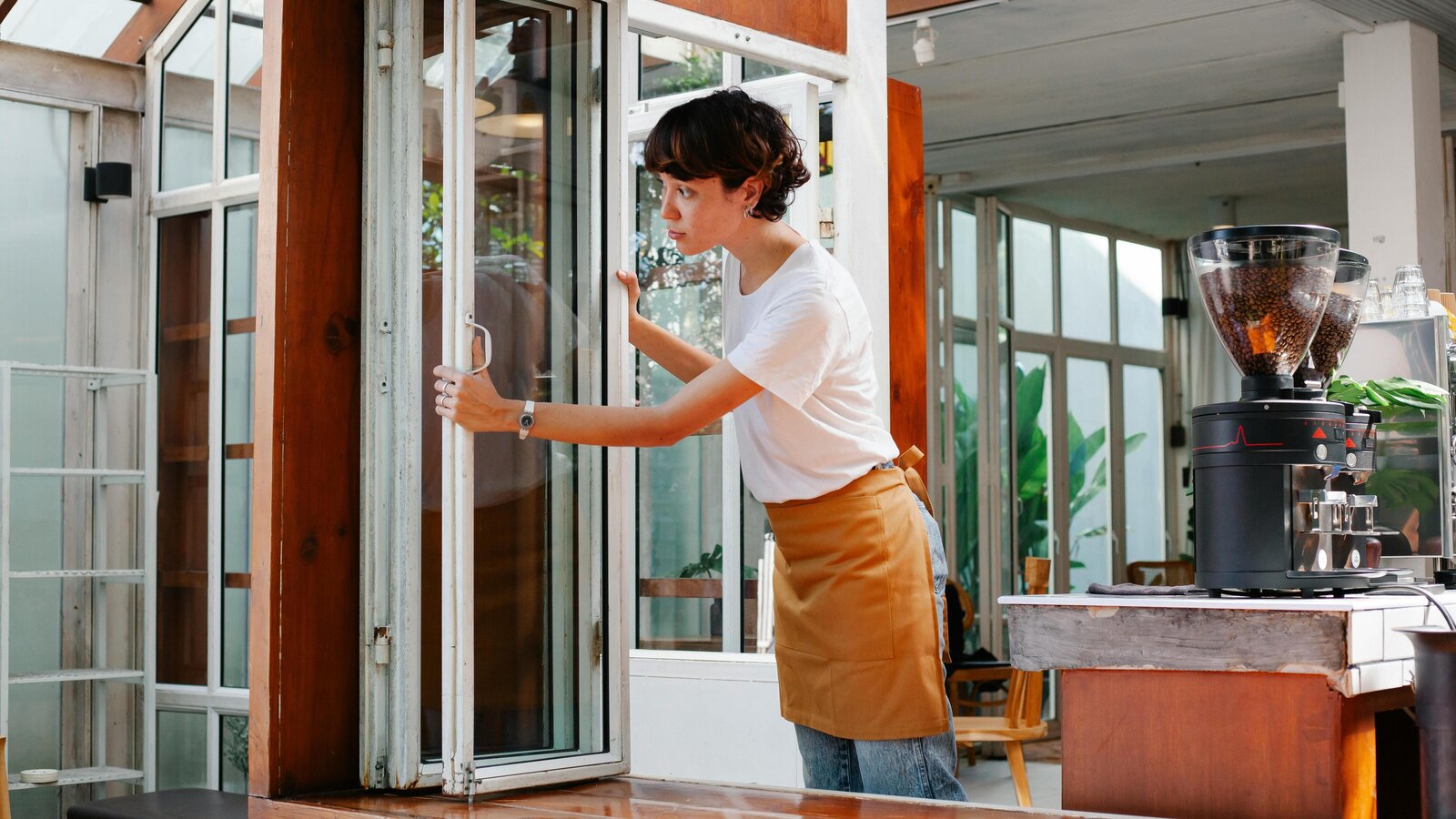 Una camarera pierde su empleo por anotar mal la hora de salida en el registro de jornada